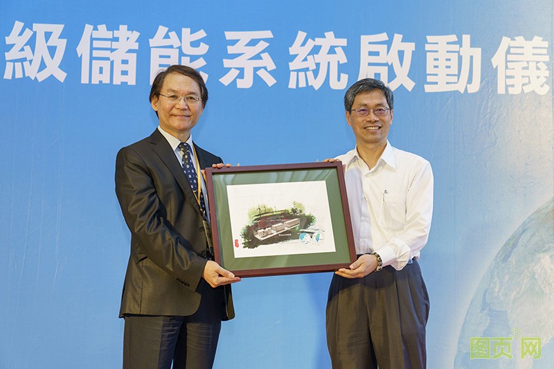 03-臺達儲能解決方案獲得沃旭能源肯定，裝置于沃旭捐贈彰化師范大學的示范案場，彰師大郭艶光校長(左)特向臺達能源基礎設施暨工業解決方案事業群總經理張建...