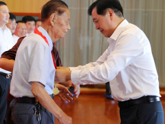牢記初心使命，堅(jiān)定理想信念 天康集團(tuán)黨委舉行“光榮在黨50年”紀(jì)念章頒發(fā)儀式