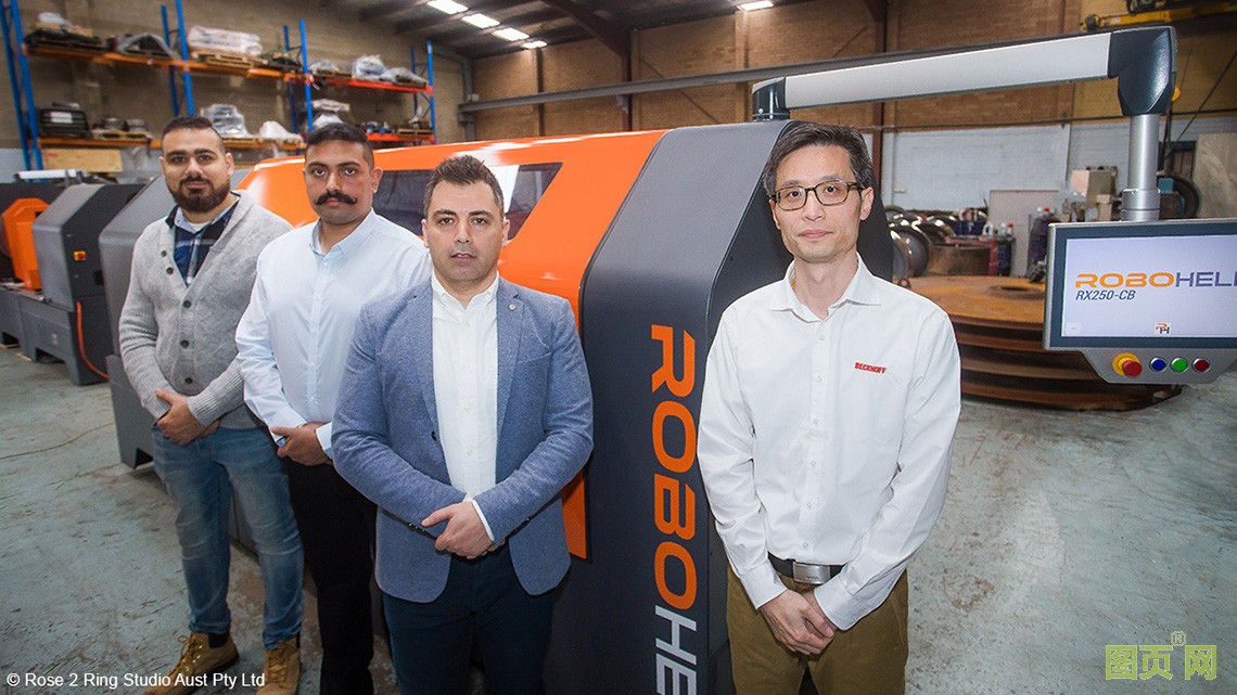 來自 RoboHelix 公司的業(yè)務(wù)拓展專員 Peter Fahim、電氣和控制部門主管 Budhaditya Majumdar 博士及公司 CEO Hayel Smair 與倍福澳大利亞新南威爾士州辦事處銷售工程師殷博川（從左至右）。 