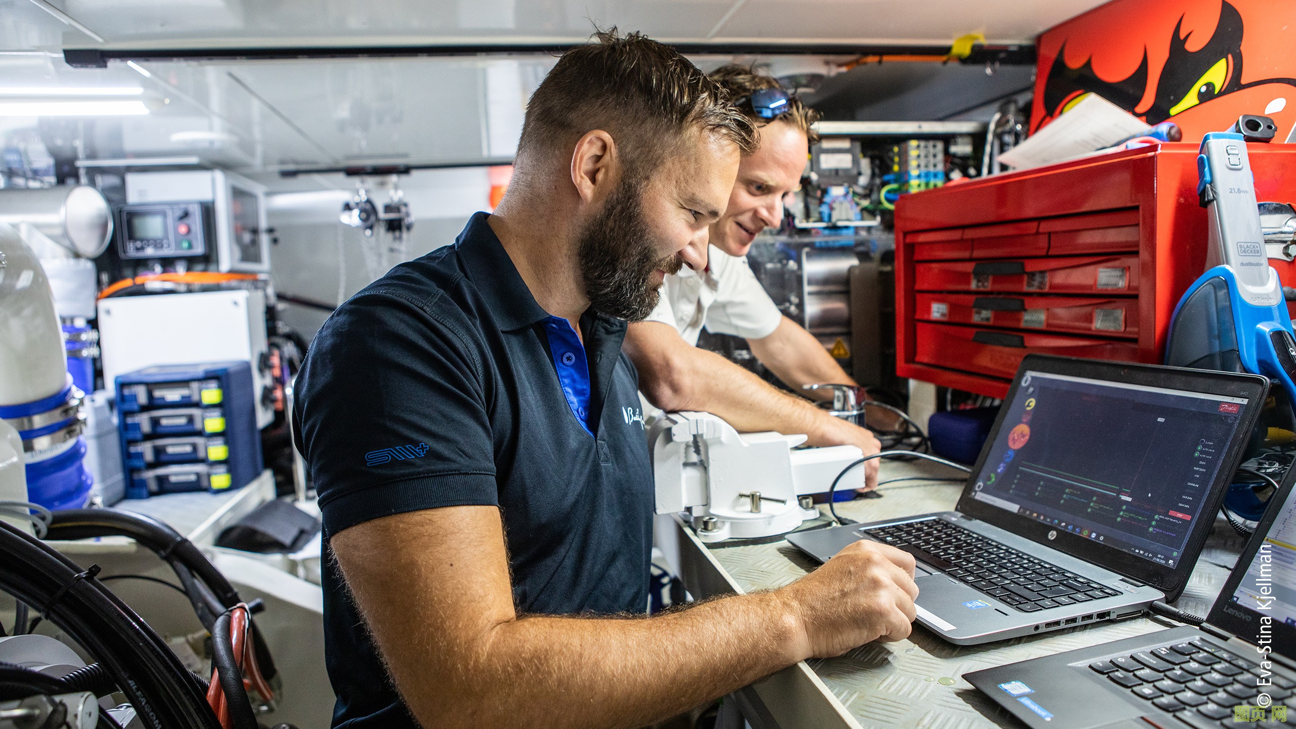 Baltic Yachts 公司高級自動化工程師 Mikael Johansson（最前面）：“我們還在想，能在游艇的何處以及如何更多地利用 PC 控制技術(shù)的優(yōu)勢。”